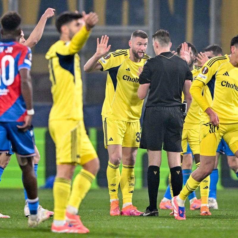 Fenerbaheli futbolculardan hakem isyan!