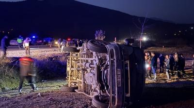 İşçi servisi şarampole devrildi: Ölü ve yaralılar var