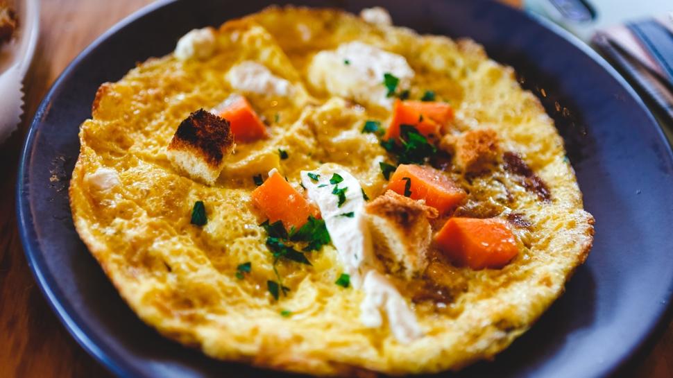 Tavayı silip süpüreceksiniz: Lezzeti damağınızda patatesli omlet tarifi: 10 dakikada sofrada