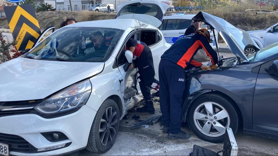 Karabük'te feci kaza! İki otomobil çarpıştı: 7 yaralı