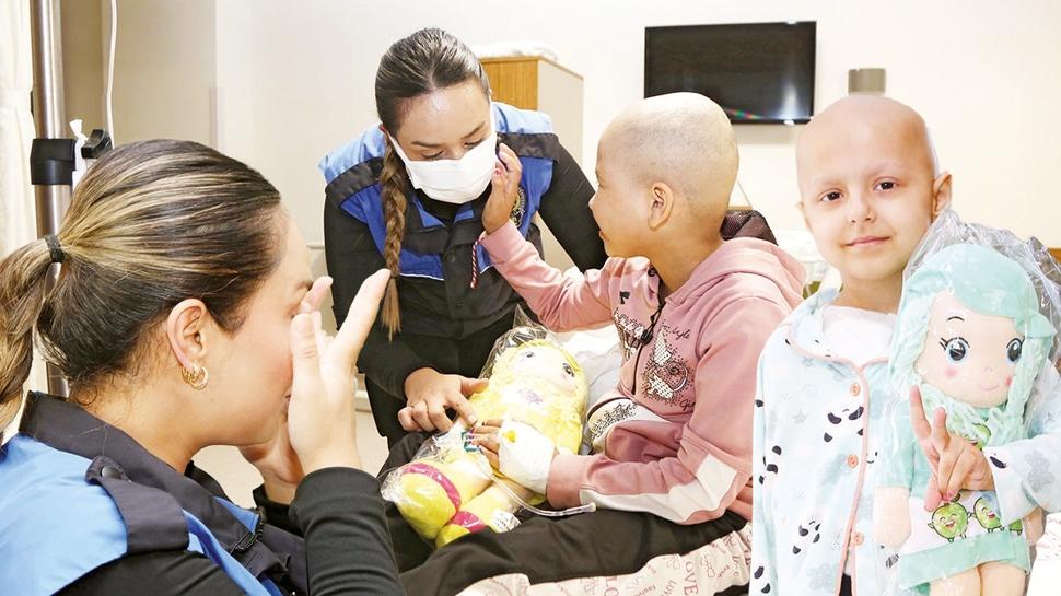 Lösemili çocuklara polis jesti... "Saçların çok güzelmiş"