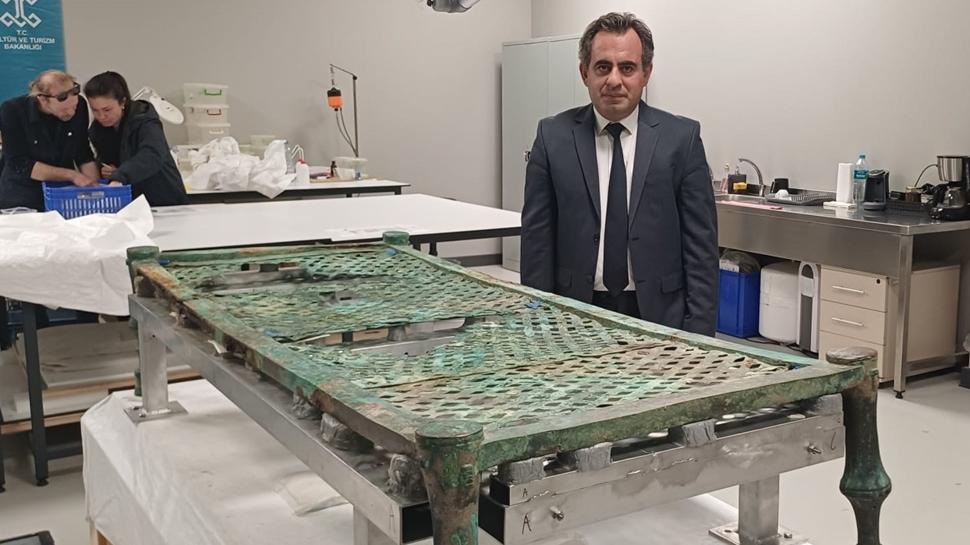 Uzman eller tarihe dokunuyor