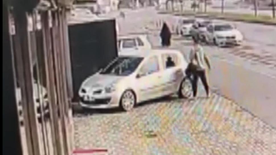 Arabayı çizdi, yoluna devam etti