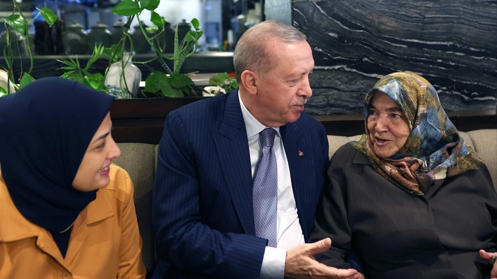 Başkan Erdoğan'dan sürpriz ziyaret: Vatandaşlarla sohbet etti