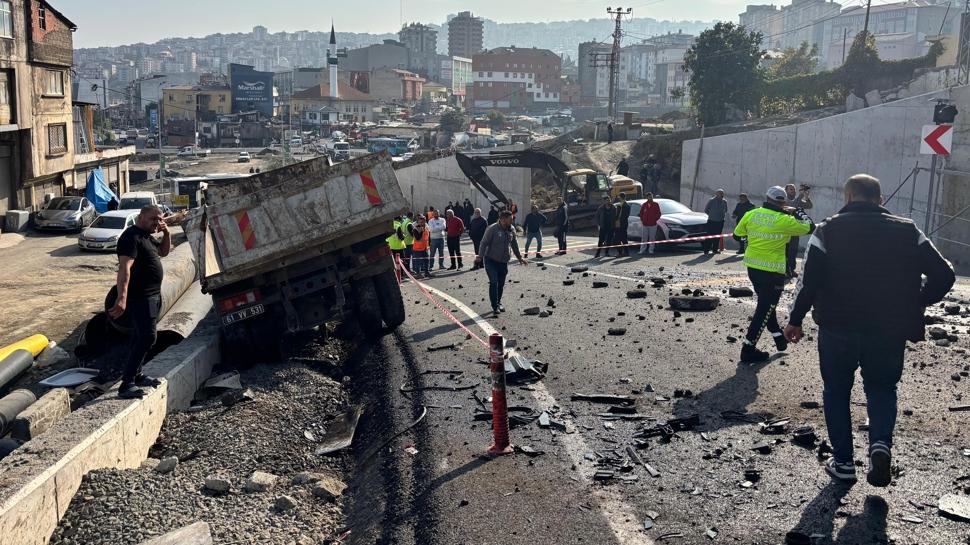 CHP'li belediyenin yol çalışması faciaya dönüştü! Kamyonet 20 metrelik duvardan yola düştü