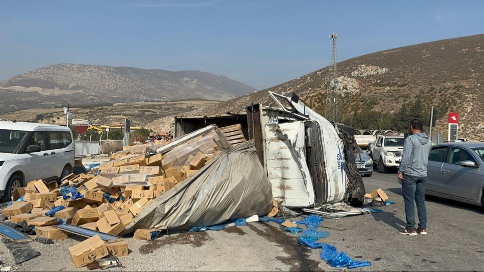 Hatay'da kamyon krmz k dinlemedi! 6 araca arparak durdu: 4 yaral