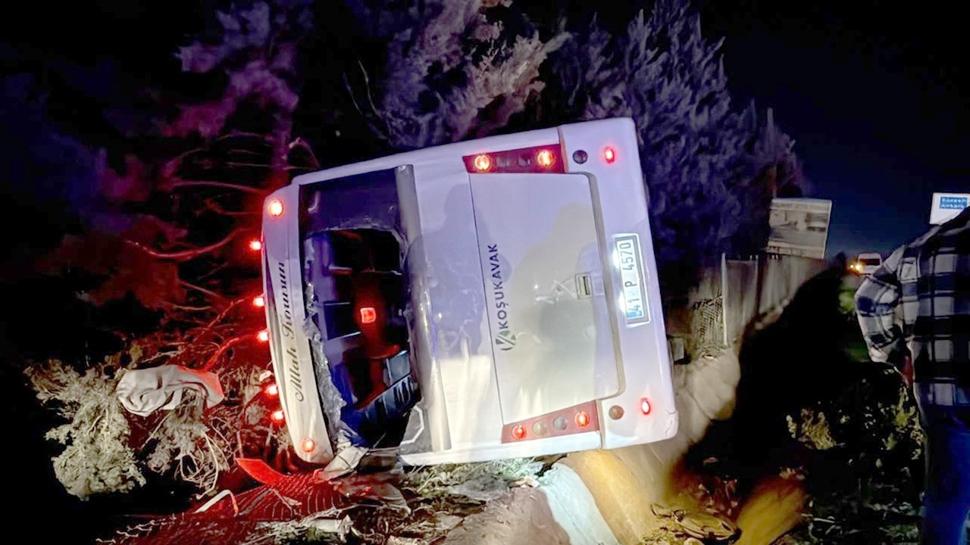 Otomobil ile çarpışan işçi servisi devrildi: 8 yaralı