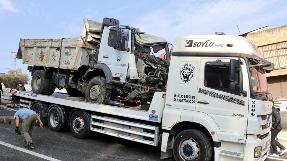 Park halindeyken hareket etti! Kamyon 3 araca çarpıp devrildi