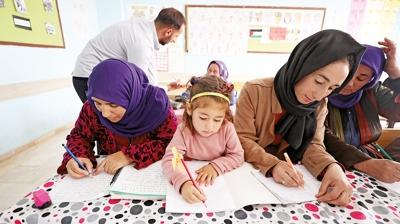 Annemle harf yolculuu... ocuklaryla okuma-yazma reniyorlar