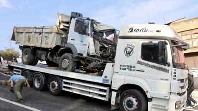 Park halindeyken hareket etti! Kamyon 3 araca arpp devrildi