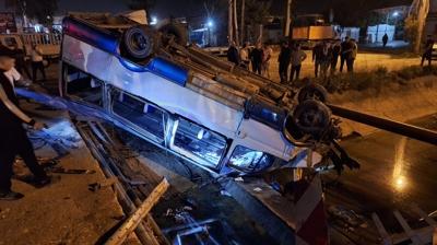 Tarsus'ta feci kaza: Minibsle otomobil arpt, 11 kii yaraland