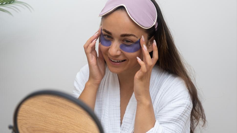 Göz çevresini 10 yaş gençleştiriyor: Adım adım ışıldayın