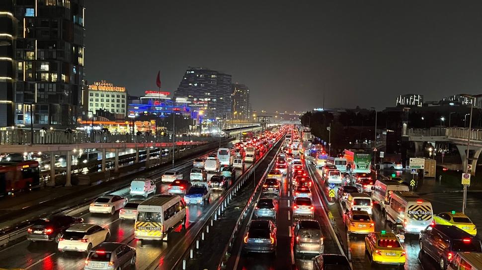 İstanbul'da sürücülerin zor anları... Trafik yüzde 90'a dayandı