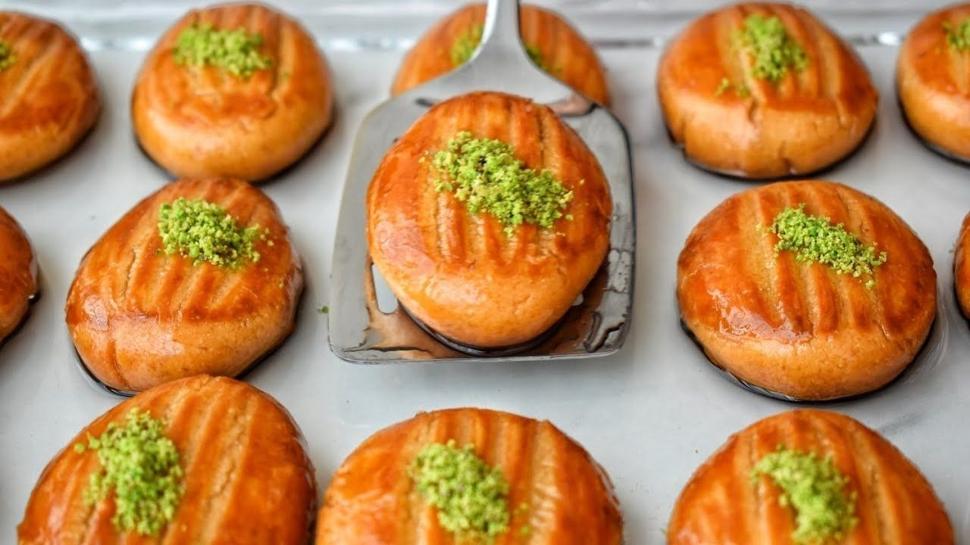 Lezzeti parmak ısırtan tatlı: Enfes şekerpare tarifi, çayın yanına