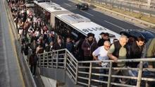 stanbullunun ulam ilesi bitmiyor: Metrobs duranda younluk 