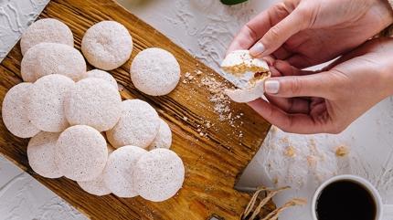 4 malzemeli kurabiye 15 dakikada hazr! Haftalarca bayatlamayan kurabiye tarifinin pf noktas sirke