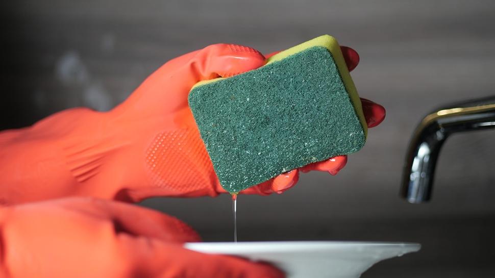 Bulaşık süngerleri neden renkli olur? Her rengin temizlikteki rolü farklıymış