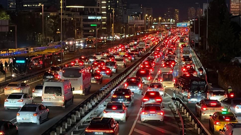 İstanbul'da trafik yine kilitlendi.. Yoğunluk yüzde 89'a çıktı