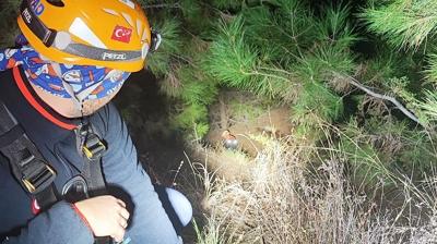 Antalya'da yry uurumda bitti... 2 turist kurtarld