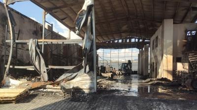 Fabrika yangn facias... Olay yerinde incelemeler sryor