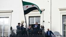 12 yl sonra bir ilk: Suriye bayra, Londra'da gndere ekildi