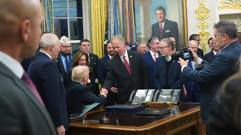 Trump imzalad! ABD'de tarihi kapanma sona erdi