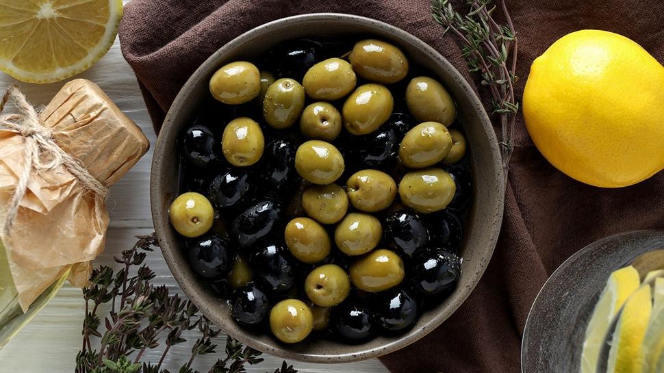 Yeşil zeytin mi yoksa siyah zeytin mi daha sağlıklı? Meğer antioksidan zengini olan zeytin…