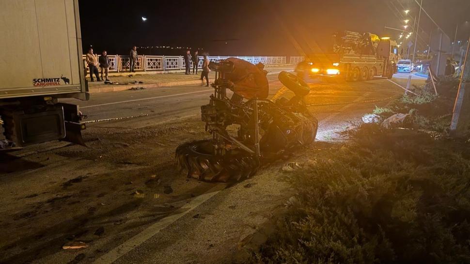 Feci kaza: Tırla çarpışan çift hayatını kaybetti