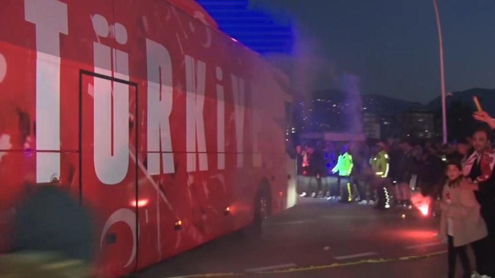 A Milli Takımı, meşaleler eşliğinde stada geldi