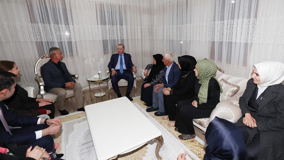 Başkan Erdoğan'dan depremzede aileye ziyaret