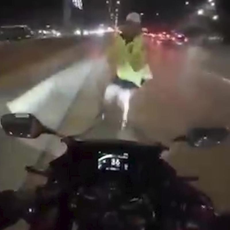 Motosiklet srcs trafik polisine arpt: Kaza an kamerada