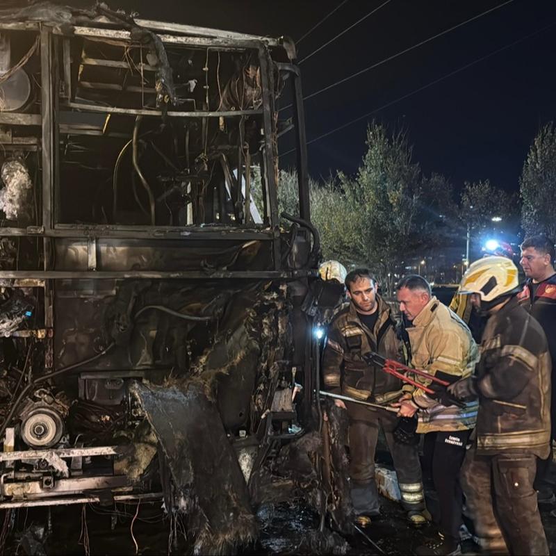 zmir'de seyir halindeki belediye otobs yand