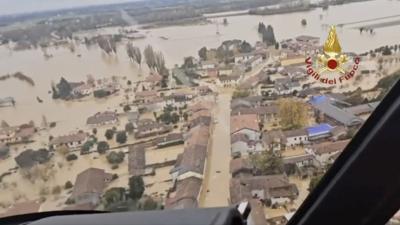 İtalya sular altında! Çatılarda yardım beklediler