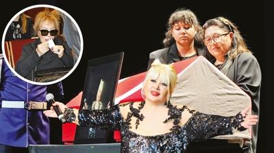 Muazzez Abacı'ya AKM'de veda! Emel Sayın gözyaşlarına hakim olamadı