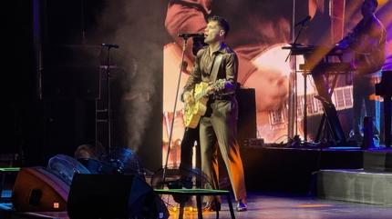 Sahnede skandal hareket:  Bir tekme vururum! 