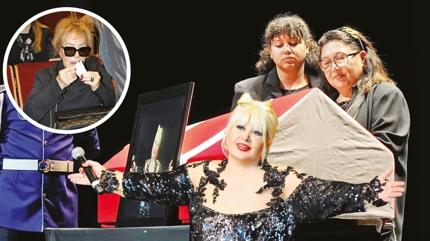 Muazzez Abac'ya AKM'de veda! Emel Sayn gzyalarna hakim olamad