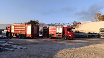 Plastik malzeme dolu depoda yangn: Dumanlar kilometrelerce teden grld