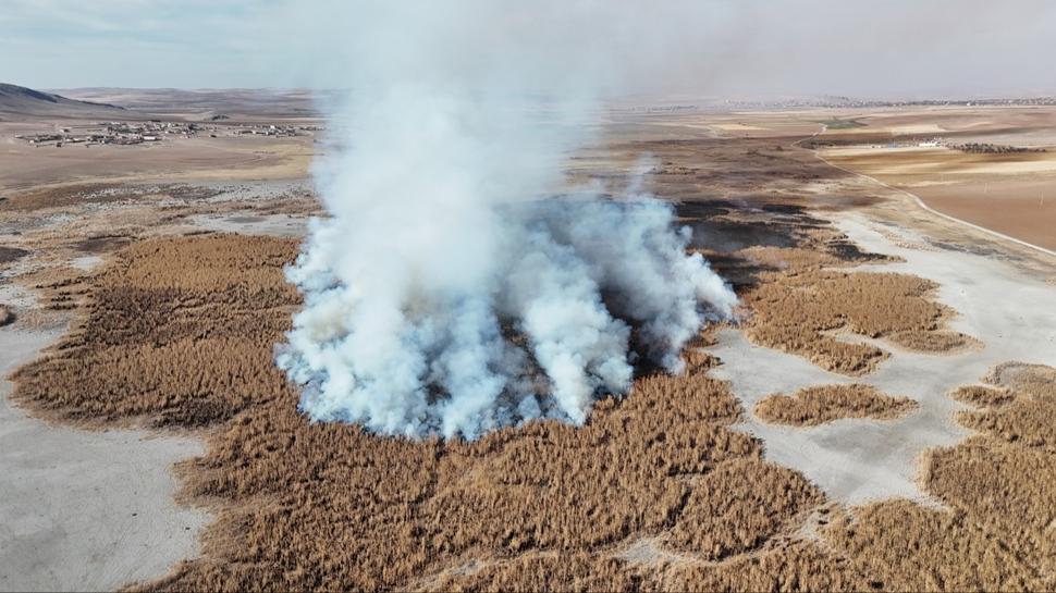 Konya'da kuruyan sazlık alev aldı... Yangında ikinci gün