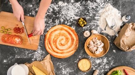 Evde mkemmel pizza hamurunun srr: Unu eleyin, hamuru bekletin