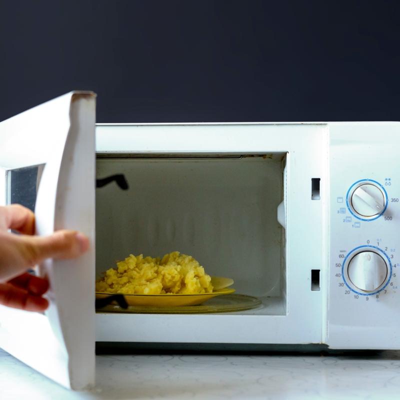 Dnyann en basit beyaz eyay beyazlatma yntemi: Mikrodalga bembeyaz oluyor