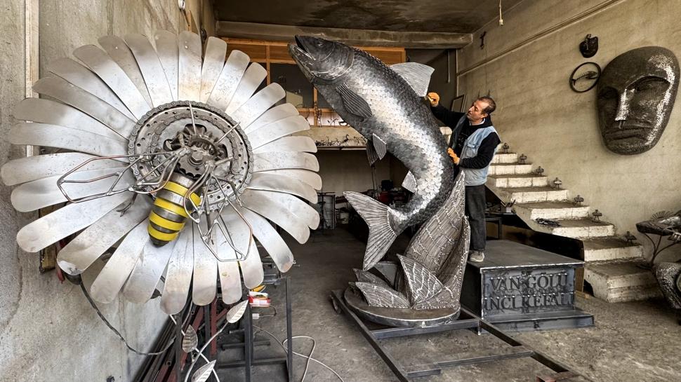 İranlı heykeltıraş hurda demirleri "inci kefali" heykeline dönüştürdü