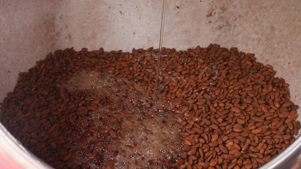 Kalbe faydalı diye herkes avuç avuç yiyor! Meğer bağırsakları tıkıyor, kabız yapıyormuş