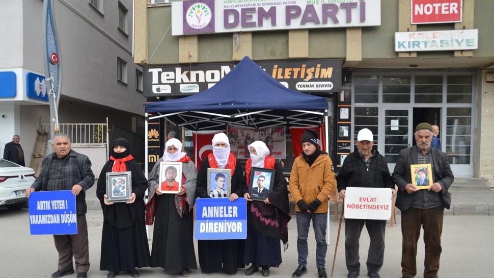 Muş'ta acılı ailelerin evlat nöbeti sürüyor
