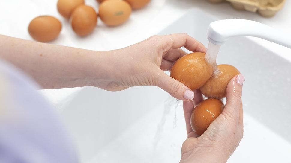 Yumurta haşlamadan yıkanmalı mı yoksa yıkanmamalı mı? Meğer en sağlıklı olanı…