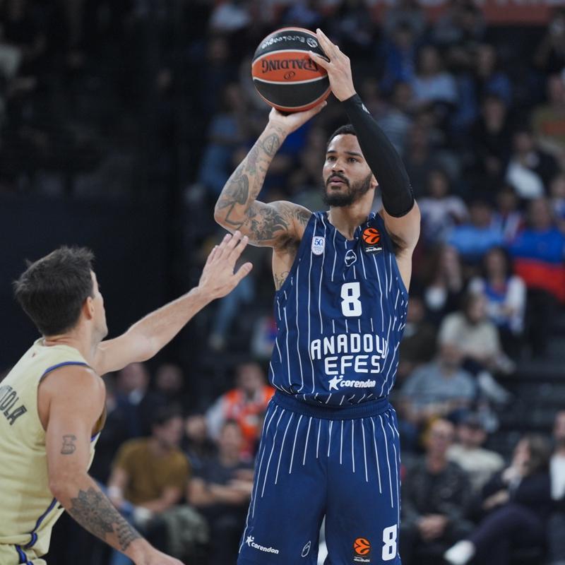 Anadolu Efes, kritik mata Barcelona'y devirdi