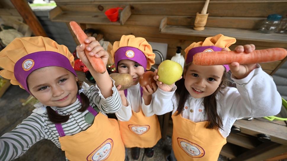 Çocuklar "geçmişin izini sürerek" aile ile bağ kuruyor