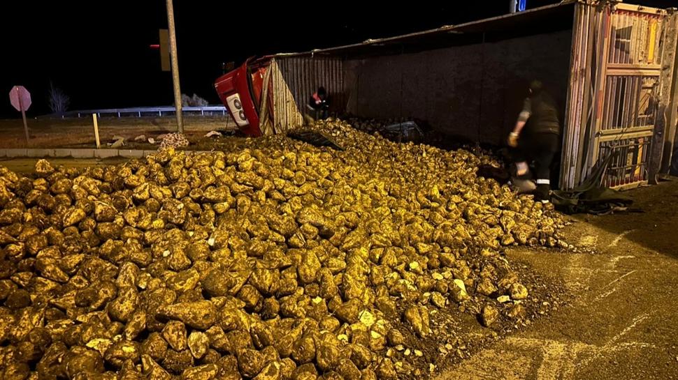 Çorum'da tır ile otomobil çarpıştı: 3 yaralı