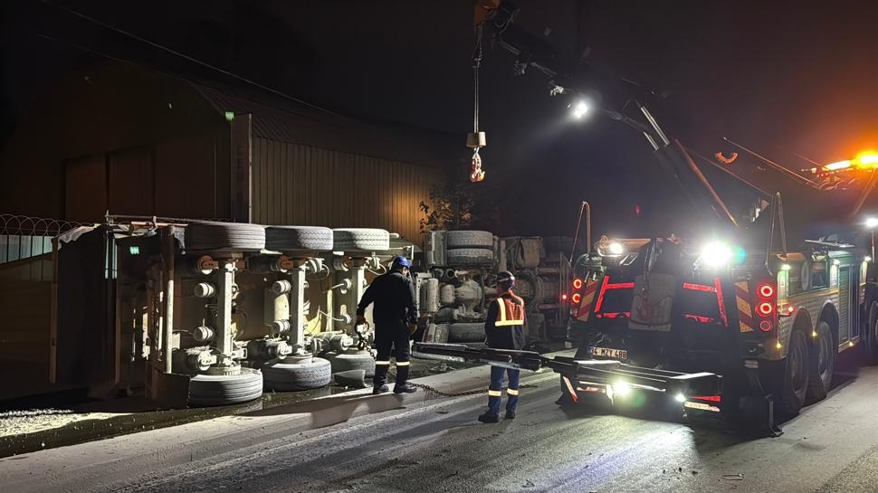 Eyüpsultan'da hafriyat kamyonu devrildi: 1 yaralı