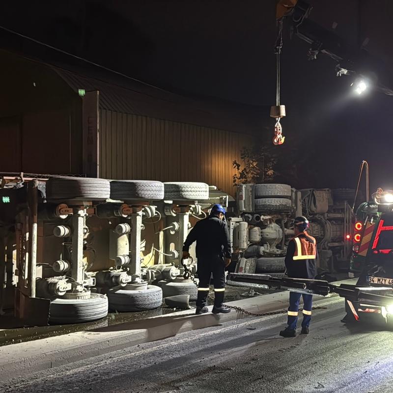 Eypsultan'da hafriyat kamyonu devrildi: 1 yaral