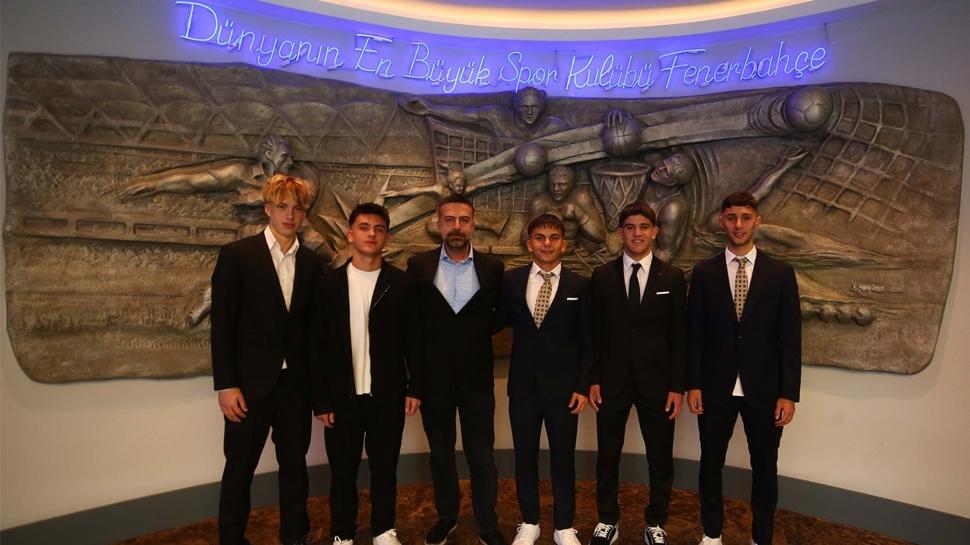 Fenerbahçe, altyapıdan 5 isimle profesyonel sözleşme imzaladı